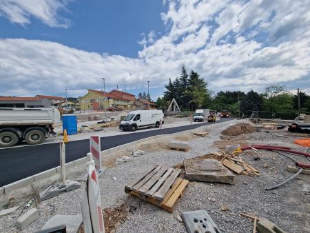 Asfaltiranje prve polovice cestišča