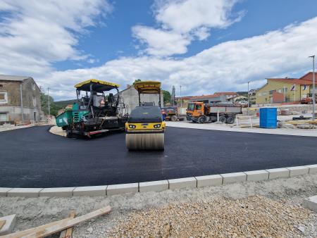 Asfaltiranje prve polovice cestišča
